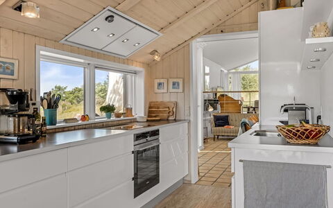 Annrike - 400M from the Sea: Legna, Cucina, Pavimentazione, Soffitto, Interior Design, Elettrodomestico Da Cucina, Apparecchio Major, Controsoffitto, Pavimento, Elettrodomestico