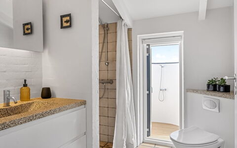 Annrike - 400M from the Sea: Pavimentazione, Parete, Interior Design, Pavimento, Idraulico Fixture, Bagno, Soffitto, Illuminazione, Idraulico, Camera