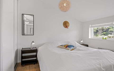 Annrike - 400M from the Sea: Letto, Interior Design, Mobilia, Camera Da Letto, Parete, Bedding, Lenzuolo, Pavimentazione, Soffitto, Legna