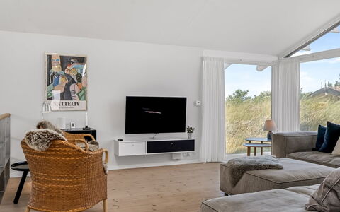 Annrike - 400M from the Sea: Mobilia, Interior Design, Pavimentazione, Divano, Parete, Pavimento, Soggiorno, Legna, Soffitto, Camera