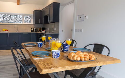 Loch View: Cibo, Tavolo, Mobilia, Tavola, Cabinetry, Sedia, Cucina, Legna, Controsoffitto, Elettrodomestico Da Cucina