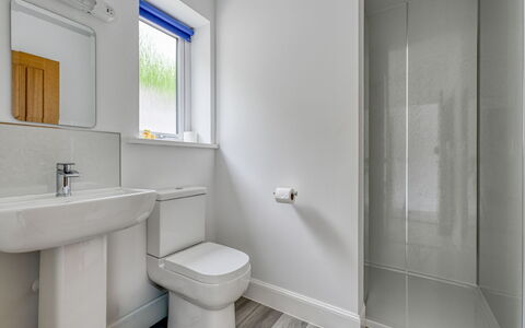 Loch View: Parete, Pavimentazione, Pavimento, Idraulico Fixture, Bagno, Materiale Composito, Gabinetto, Idraulico, Appartamento