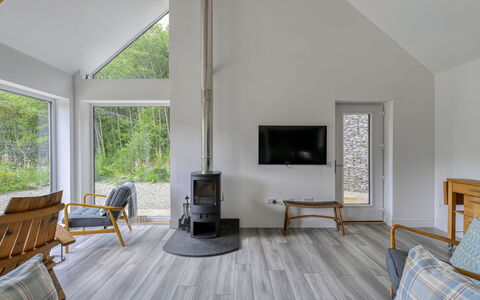 Loch View: Pavimentazione, Pavimento, Interior Design, Legna, Soffitto, Mobilia, Pavimento In Legno, Camera, Soggiorno, Latifoglie
