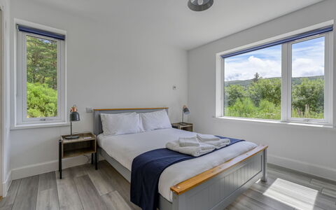 Loch View: Legna, Camera Da Letto, Interior Design, Soffitto, Pavimentazione, Letto, Pavimento, Bedding, Lenzuolo, Casa