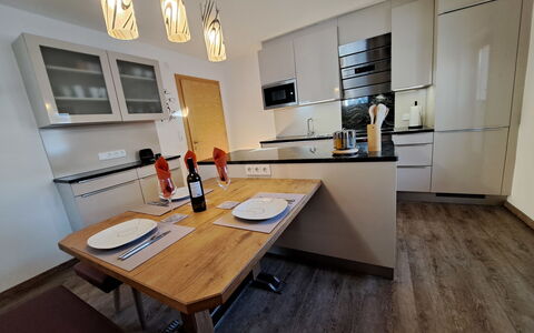 Finkenberg 900: Tavolo, Mobilia, Costruzione, Legna, Sedia, Cornice, Architettura, Interior Design, Cabinetry, Pavimento