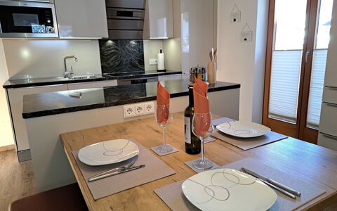 Finkenberg 900: Tavolo, Cabinetry, Proprietà, Mobilia, Controsoffitto, Legna, Costruzione, Tavola, Finestra, Lavello