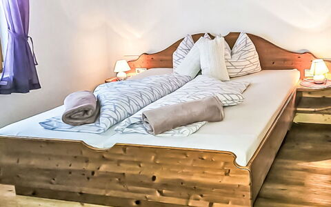 Finkenberg 900: Mobilia, Letto, Interior Design, Camera Da Letto, Legna, Pavimentazione, Pavimento, Bedding, Lenzuolo, Camera