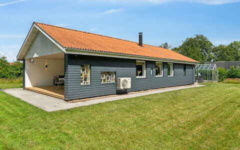 Geske - 3.2Km from the Sea: Legna, Tetto, Architettura, Casa, Casa, Villetta, Raccordo, Latifoglie, Pendenza, Estate