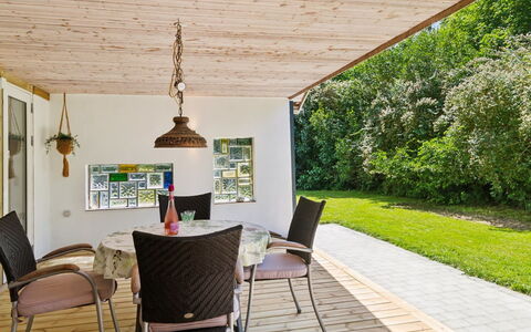 Geske - 3.2Km from the Sea: Legna, Tetto, Architettura, Casa, Casa, Villetta, Raccordo, Latifoglie, Pendenza, Estate