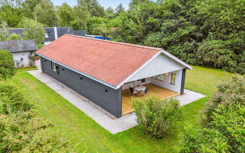 Geske - 3.2Km from the Sea: Legna, Tetto, Architettura, Casa, Casa, Villetta, Raccordo, Latifoglie, Pendenza, Estate