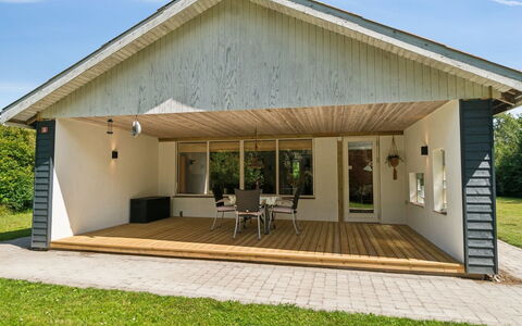Geske - 3.2Km from the Sea: Legna, Tetto, Architettura, Casa, Casa, Villetta, Raccordo, Latifoglie, Pendenza, Estate