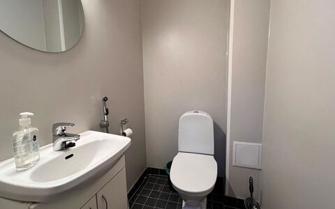 Jytilevi B: Toilet Seat, Bagno, Gabinetto, Idraulico Fixture, Parete, Lavandino Del Bagno, Pavimentazione, Pavimento, Interior Design, Lavello