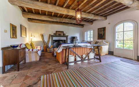 La Casa Dei Limoni, Camaiore, Pet Friendly, Wifi: Tavolo, Costruzione, Finestra, Legna, Cornice, Fascio, Soggiorno, Pavimentazione, Interior Design, Pavimento