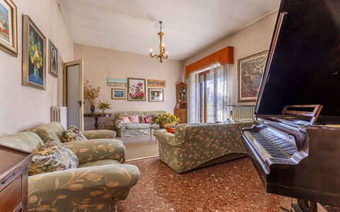 Casa Vacanza Mais - Camaiore, Toscana: Cornice, Divano, Mobilia, Pianta, Interior Design, Legna, Pavimento, Soggiorno, Pavimentazione, Pianta Della Casa