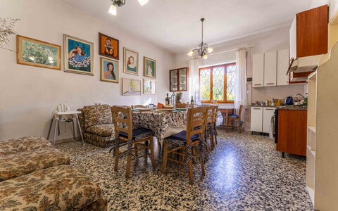 Casa Vacanza Mais - Camaiore, Toscana: Cornice, Tavolo, Mobilia, Proprietà, Sedia, Legna, Illuminazione, Interior Design, Pavimentazione, Pavimento