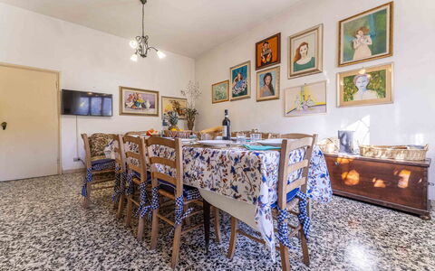 Casa Vacanza Mais - Camaiore, Toscana: Cornice, Tavolo, Costruzione, Azzurro, Legna, Interior Design, Pavimento, Pavimentazione, Decorazione, Sedia
