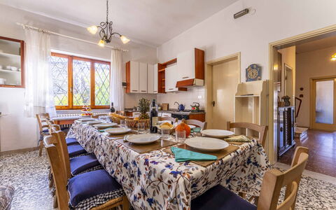 Casa Vacanza Mais - Camaiore, Toscana: Cornice, Mobilia, Tavolo, Sedia, Illuminazione, Tovaglia, Costruzione, Decorazione, Pavimento, Finestra