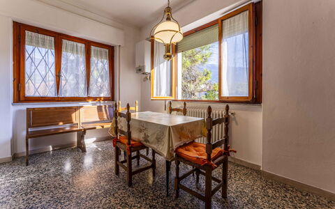 Casa Vacanza Mais - Camaiore, Toscana: Finestra, Proprietà, Mobilia, Legna, Tavolo, Rettangolo, Interior Design, Pavimentazione, Pavimento