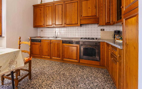 Casa Vacanza Mais - Camaiore, Toscana: Cabinetry, Controsoffitto, Mobilia, Proprietà, Costruzione, Cucina, Cassetto, Elettrodomestico Da Cucina, Legna, Elettrodomestico