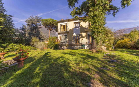 Casa Vacanza Mais - Camaiore, Toscana: Pianta, Cielo, Nube, Proprietà, Finestra, Costruzione, Paesaggio Naturale, Albero, Lotto, Casa