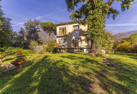 Casa Vacanza Mais - Camaiore, Toscana: Pianta, Cielo, Nube, Proprietà, Finestra, Costruzione, Paesaggio Naturale, Albero, Lotto, Casa