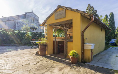 Casale Il Farro - Camaiore, Toscana: Pianta, Cielo, Costruzione, Proprietà, Nube, Vaso Di Fiori, Albero, Porta, Finestra, Shade