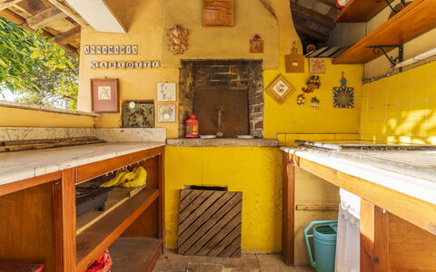 Casale Il Farro - Camaiore, Toscana: Legna, Pavimento, Costruzione, Fascio, Pavimentazione, Camera, Cucina, Casa, Latifoglie