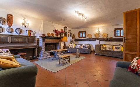 Casale Il Farro - Camaiore, Toscana: Mobilia, Cornice, Divano, Arancia, Tavolo, Interior Design, Divano Letto, Pavimento, Costruzione, Legna