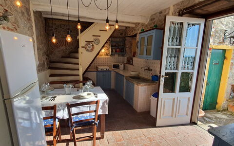 Borgo Bucatra Tramonto: Proprietà, Tavolo, Legna, Sedia, Interior Design, Pavimento, Pavimentazione, Cucina, Porta, Cabinetry