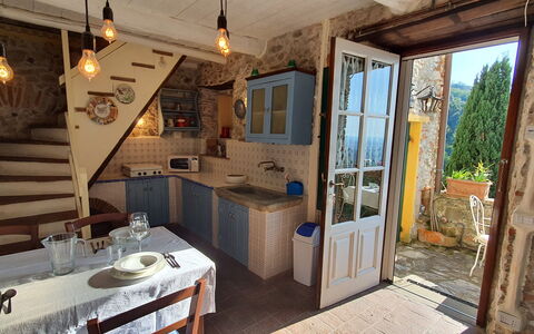 Borgo Bucatra Tramonto: Proprietà, Pianta, Tavolo, Legna, Illuminazione, Interior Design, Finestra, Pavimento, Sedia, Soggiorno