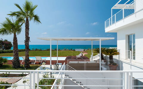 Casa Mareblu - Marina Di Modica, Sicilia: Cielo, Pianta, Costruzione, Acqua, Azzurro, Shade, Nube, Albero, Urban Design, Condominio