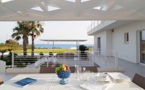 Casa Mareblu - Marina Di Modica, Sicilia: Tavolo, Proprietà, Costruzione, Pianta, Tavola, Finestra, Cielo, Vaso Di Fiori, Shade, Illuminazione