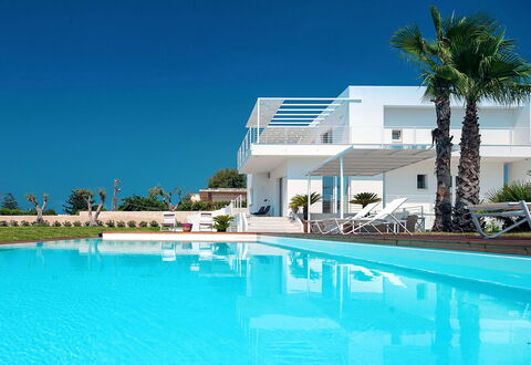 Casa Mareblu - Marina Di Modica, Sicilia: Acqua, Cielo, Proprietà, Costruzione, Piscina, Pianta, Azzurro, Località Balneare, Albero, Mobili Da Esterno