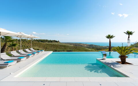 Villa Agrigenta - Ribera, Sicilia: Acqua, Cielo, Pianta, Proprietà, Piscina, Azzurro, Nube, Mobili Da Esterno, Albero, Località Balneare
