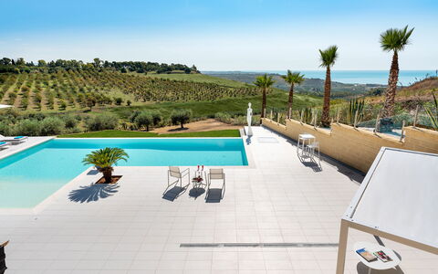 Villa Agrigenta - Ribera, Sicilia: Cielo, Acqua, Proprietà, Piscina, Pianta, Azzurro, Mobili Da Esterno, Albero, Costruzione, Shade