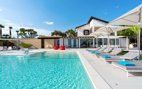 Villa Agrigenta - Ribera, Sicilia: Acqua, Cielo, Nube, Proprietà, Piscina, Costruzione, Azzurro, Pianta, Albero, Mobili Da Esterno