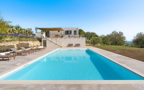 Casa Bianca - Noto, Sicilia: Acqua, Cielo, Pianta, Piscina, Azzurro, Costruzione, Sedia, Shade, Albero, Rettangolo