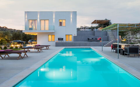 Casabella - Avola, Sicilia: Acqua, Cielo, Proprietà, Piscina, Costruzione, Nube, Finestra, Azzurro, Mobili Da Esterno, Shade