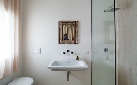 Casabella - Avola, Sicilia: Specchio, Rubinetto, Lavello, Lavandino Del Bagno, Idraulico Fixture, Mobiletto Del Bagno, Bagno, Costruzione, Legna