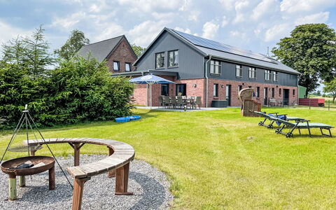 Christinental: Nube, Cielo, Costruzione, Proprietà, Pianta, Finestra, Albero, Panchina, Paesaggio Naturale, Tavolo