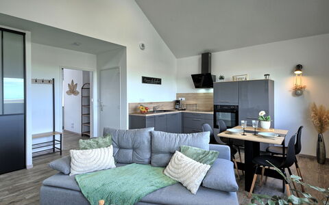 Les Yeux dans la Baie: Divano, Proprietà, Mobilia, Tavolo, Soggiorno, Illuminazione, Cornice, Interior Design, Comfort