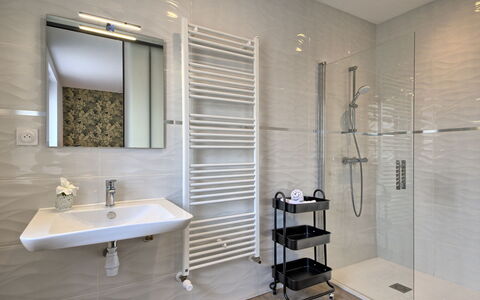 Les Yeux dans la Baie: Specchio, Lavello, Idraulico Fixture, Rubinetto, Lavandino Del Bagno, Costruzione, Bagno, Interior Design, Pavimento, Pavimentazione