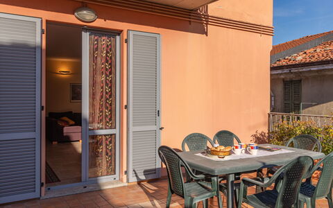 La Terrazza sul Borgo: Tavolo, Proprietà, Finestra, Costruzione, Pianta, Sedia, Shade, Legna, Cielo, Arancia