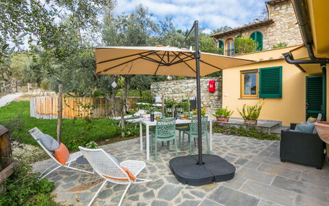 Villa Anna: Tavolo, Mobilia, Fiore, Proprietà, Nube, Cielo, Pianta, Costruzione, Sedia, Shade