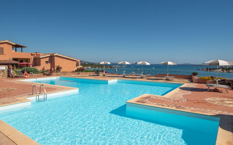 Golfo di Marinella 320: Acqua, Cielo, Proprietà, Piscina, Azzurro, Costruzione, Mobili Da Esterno, Shade, Località Balneare, Tempo Libero