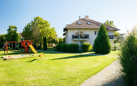 Karen: Cielo, Pianta, Costruzione, Casa, Lotto, Asfalto, Albero, Shade, Erba, Manto Stradale