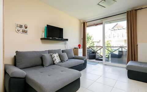 Karen: Proprietà, Mobilia, Divano, Cornice, Comfort, Interior Design, Ventilatore, Legna, Pavimentazione, Parete