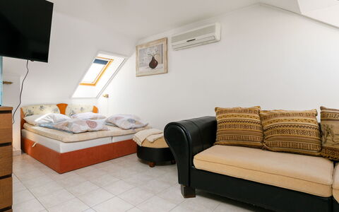 Sandra: Proprietà, Mobilia, Comfort, Cornice, Divano, Costruzione, Interior Design, Legna, Pavimento, Pavimentazione