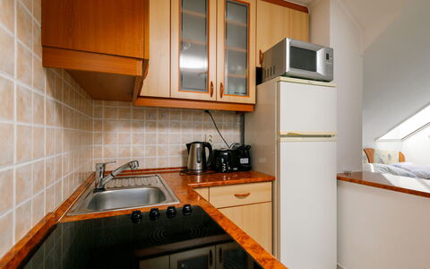 Sandra: Lavandino Della Cucina, Cabinetry, Proprietà, Controsoffitto, Lavello, Rubinetto, Cucina Stufa, Elettrodomestico Da Cucina, Legna, Cucina
