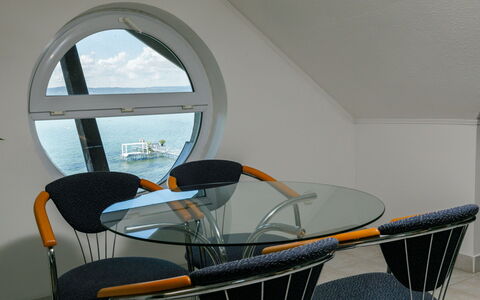 Sandra: Tavolo, Mobilia, Sedia, Costruzione, Interior Design, Finestra, Shade, Pavimento, Legna
